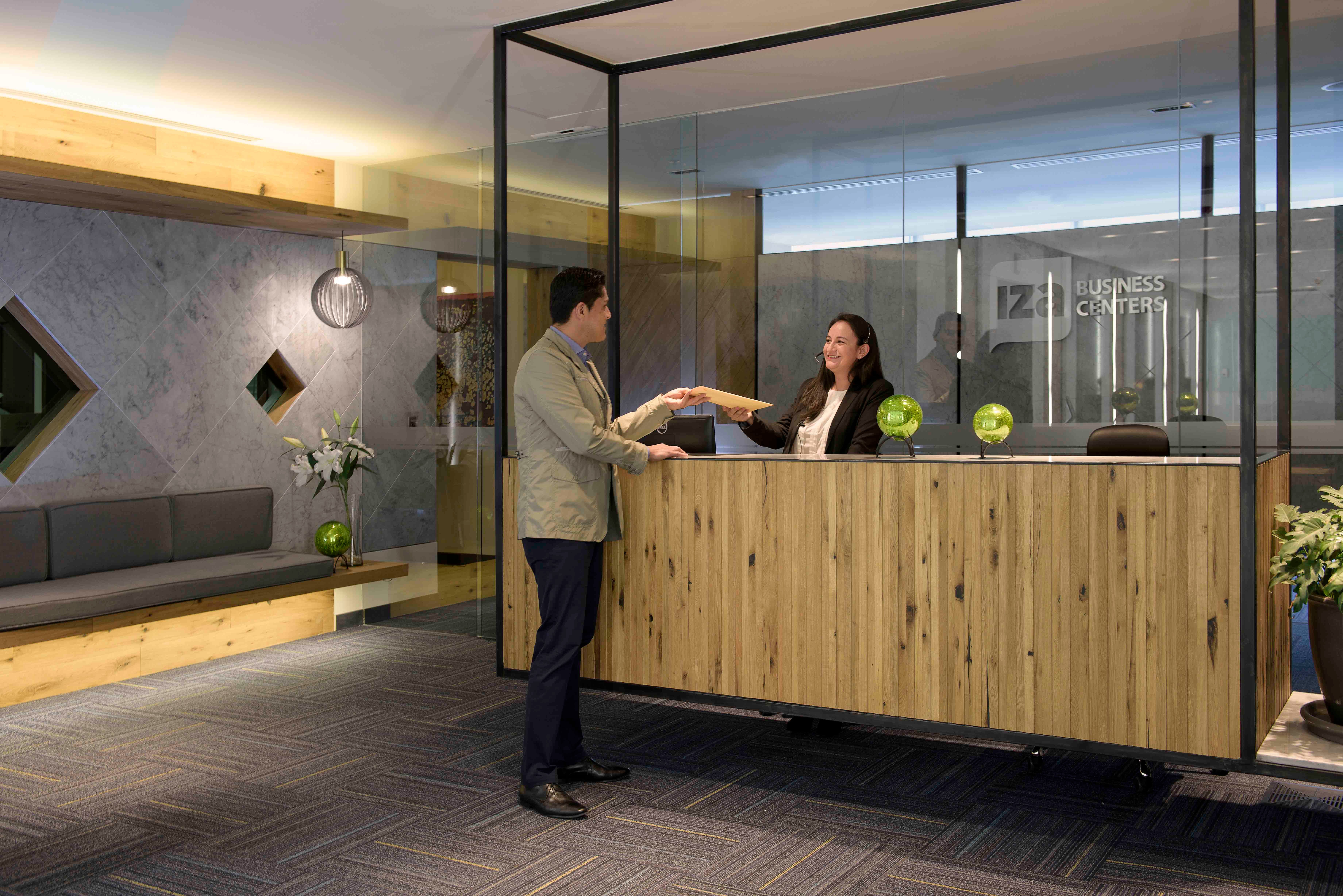 Recepcion IZA Business Centers atendiendo cliente oficina Recepcion IZA Business Centers atendiendo cliente oficina